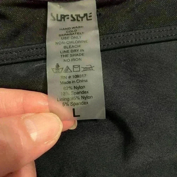 2 pair swimsuit bikini bottoms  Women’s size large one is pink one is black - Picture 3 of 8